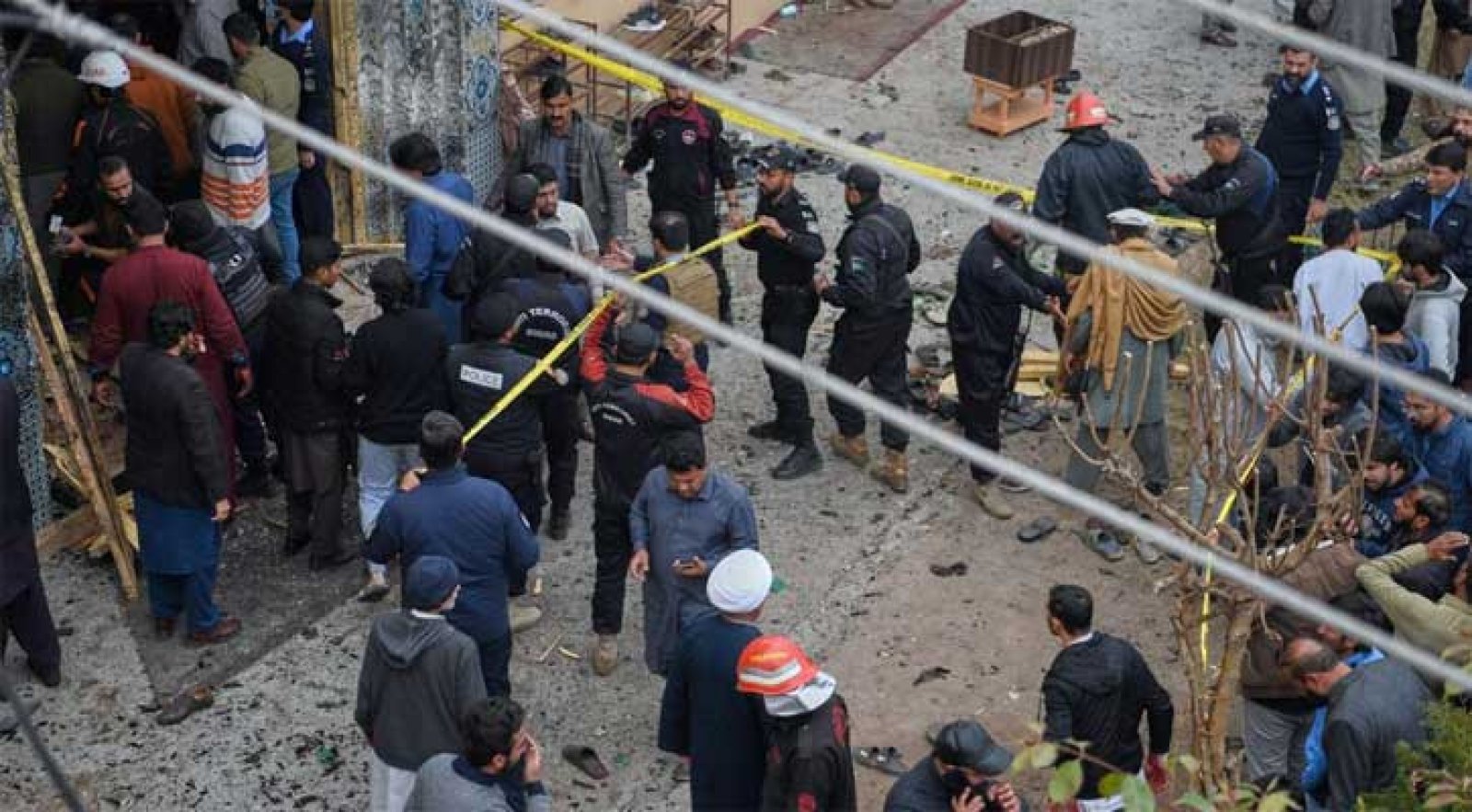 পাকিস্তানে মসজিদে ভয়াবহ বিস্ফোরণে আইএসের দায় স্বীকার